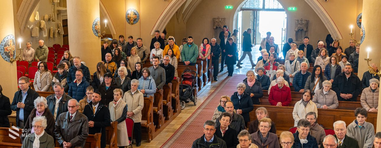 Dr. Veres András megyéspüspök celebrálta húsvéthétfőn a szentmisét Sopronban