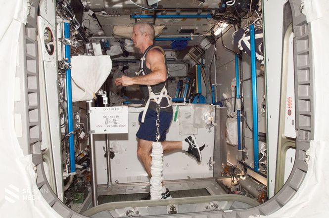 Űrfutópad. Steve Swanson parancsnok futóedzést tart a Nemzetközi Űrállomáson 