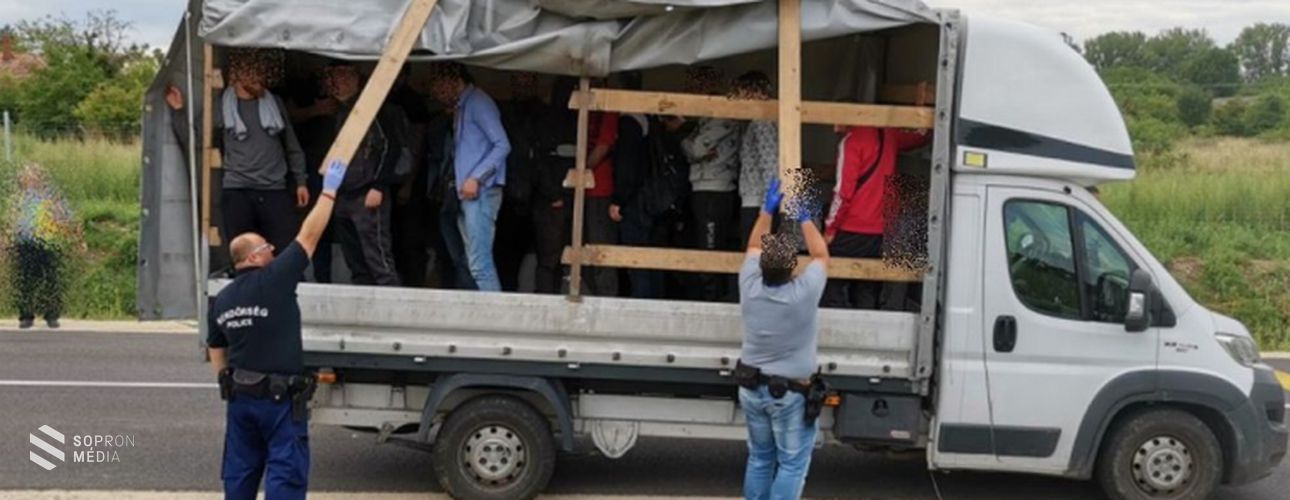 Teherautóban csempésztek 23 migránst