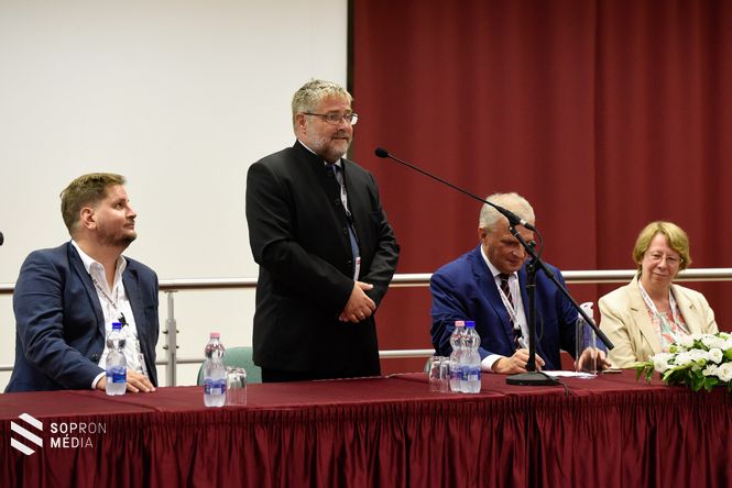  Dr. Katona György oktatási rektorhelyettes