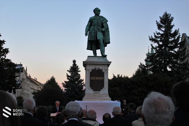 Széchenyi szobor talapzatán többnyelvű emléktábla avatása 2016
