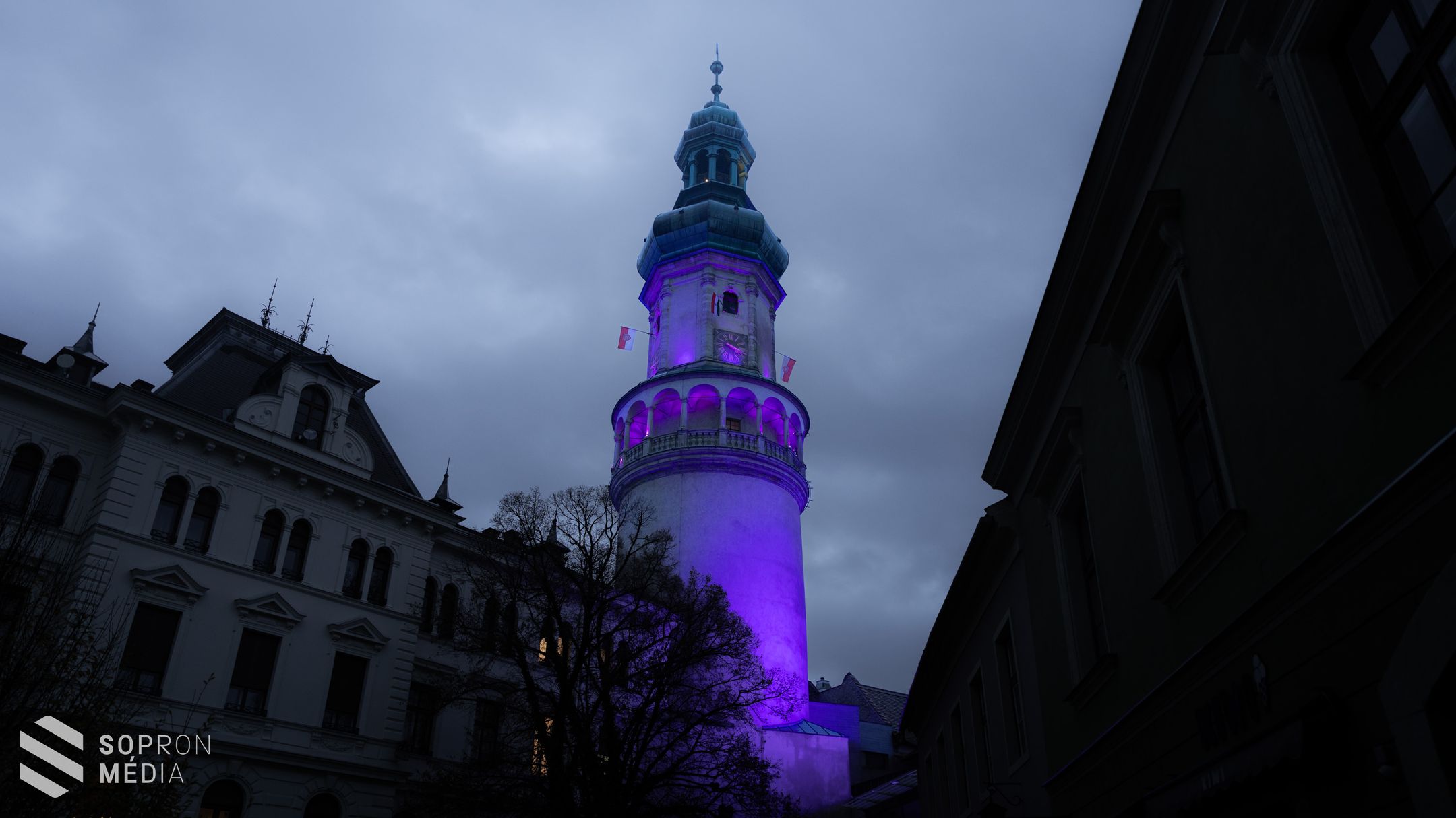 Koraszülöttek világnapja - lilába borult a Tűztorony