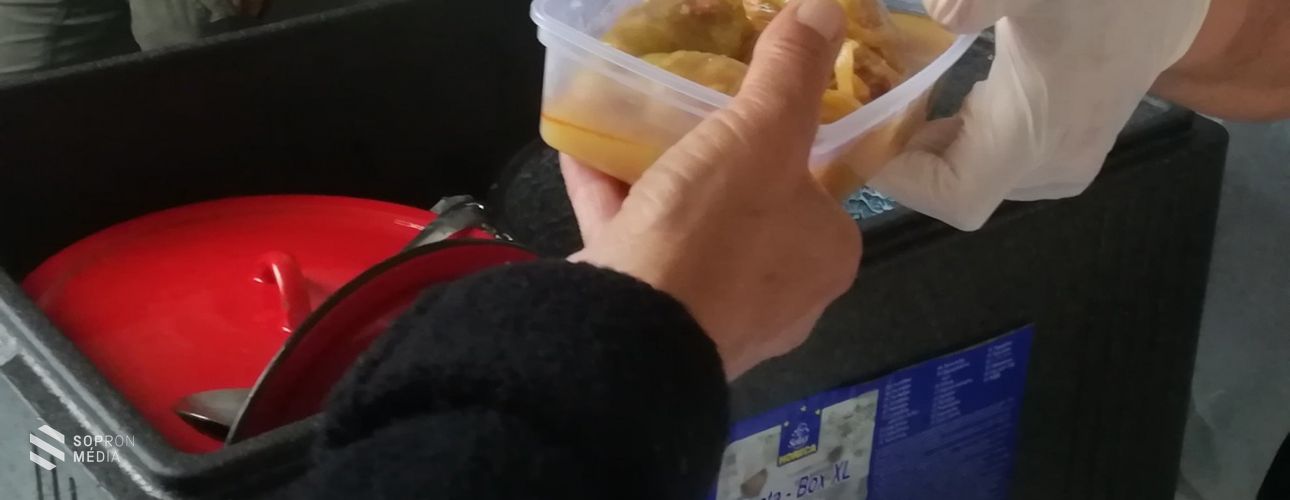 Ételt osztottak szombaton a GYSEV munkatársai