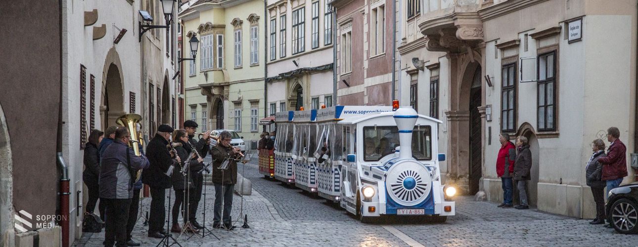 Kisvonatos kalandozáson köszöntötték Kutas László szobrászművészt