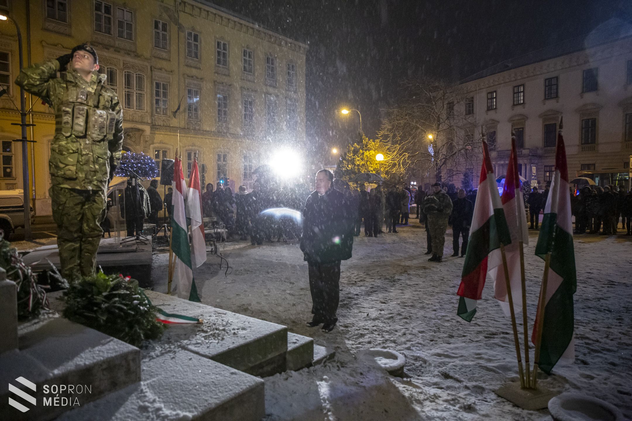 Elhelyezték a hűség koszorúját