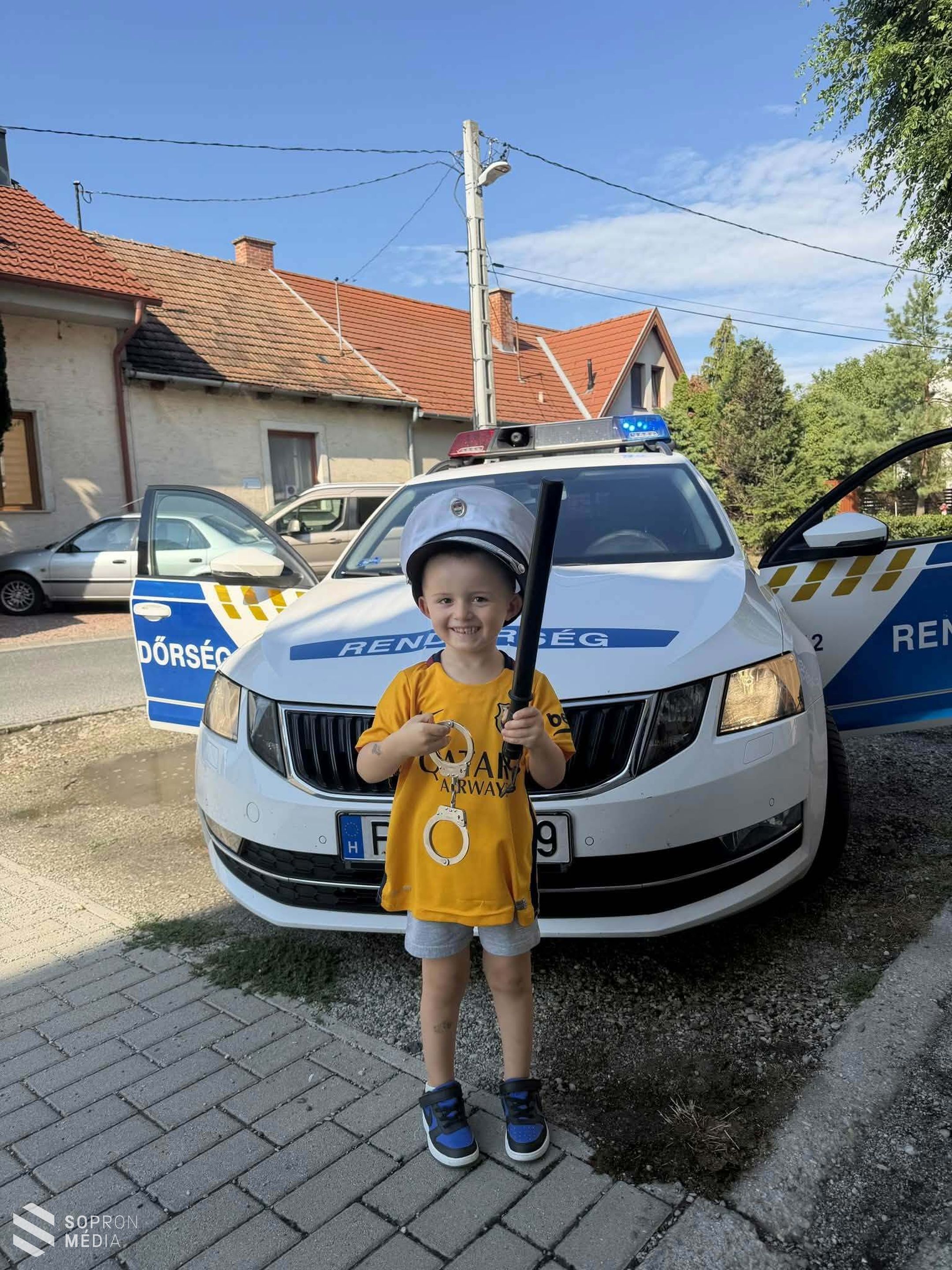 Soproni rendőrök csaltak mosolyt a 4 éves Zsombi arcára