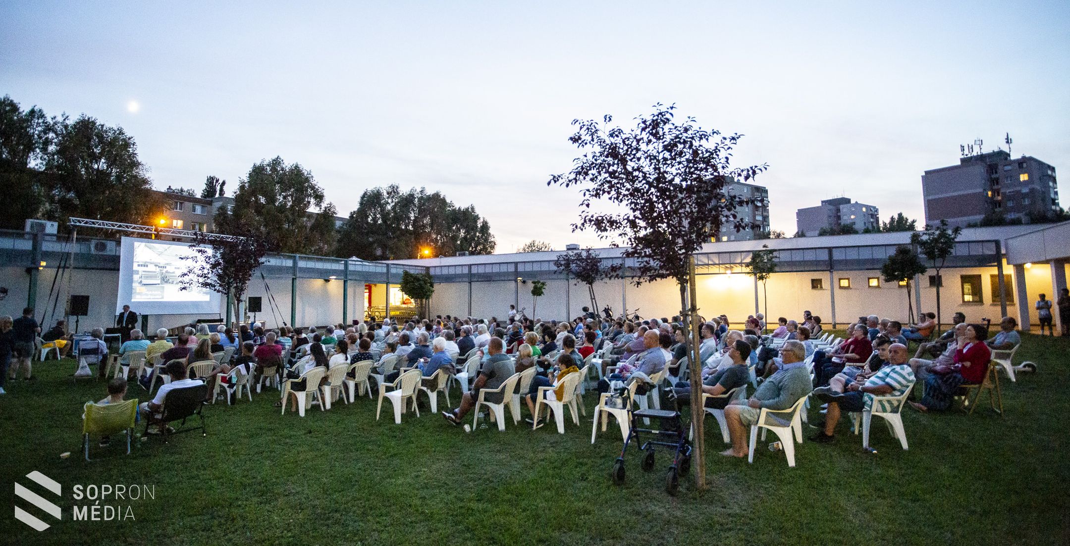 RETRO-Sopron – Megtelt a szolgáltatóház udvara péntek este a Jerevánon