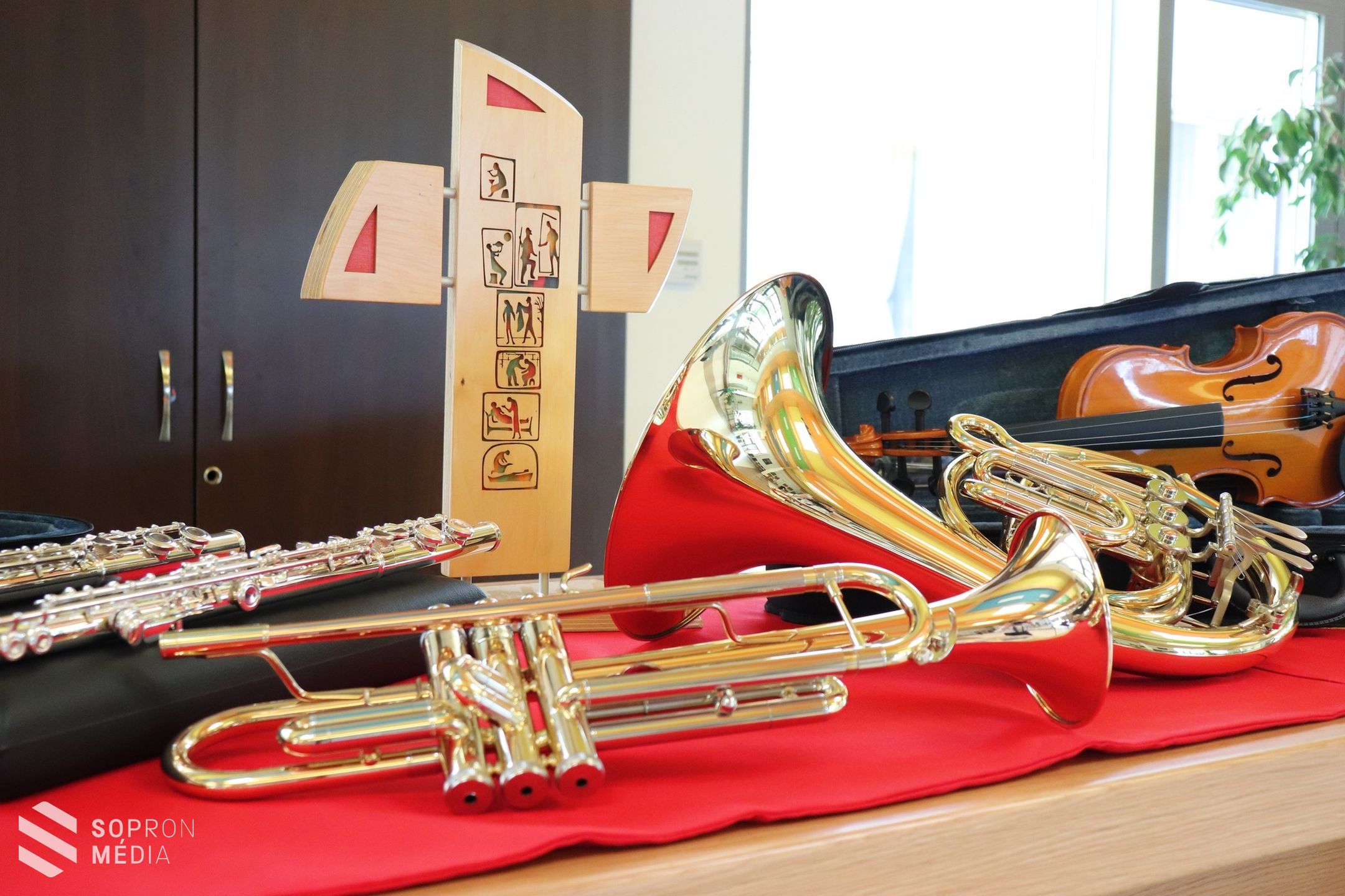 Hangszerekkel támogatta a Hunyadi zeneművészeti képzését a Rotary Club Sopron
