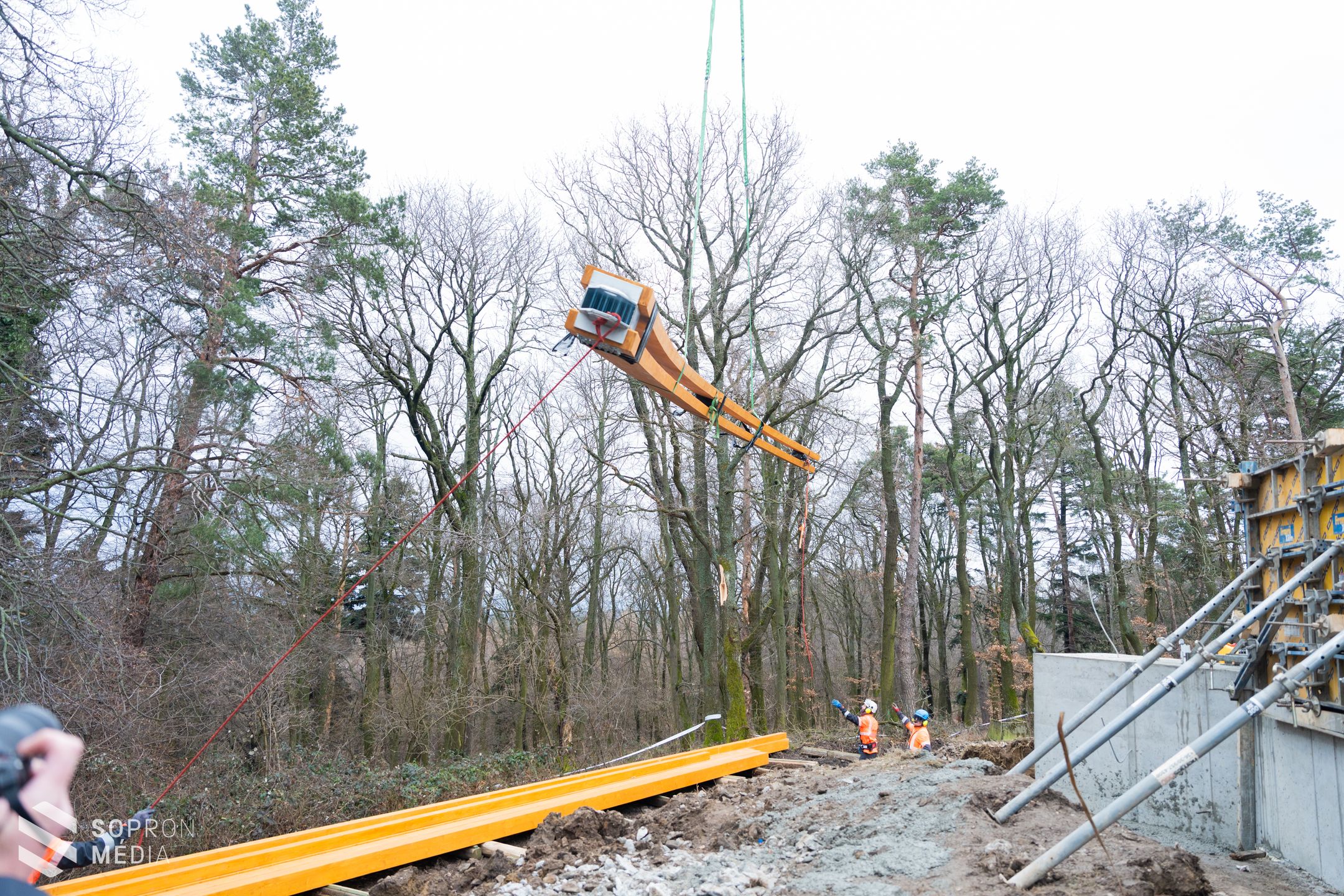 Helikopterrel szállították a Várhelyre az épülő új kilátó szerkezeti elemeit