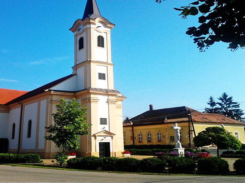 Egy rábaközi település két templommal és nemesi emlékekkel