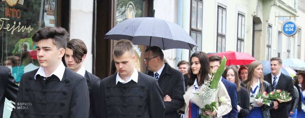 Érettségi - Hétvégén ballagások, hétfőn a magyar írásbelikkel folytatódnak az érettségik
