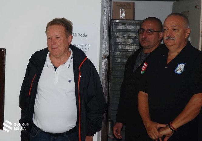 Palkovits János (b) köszöntötte a résztvevő csapatokat a Kőfejtő Kupán