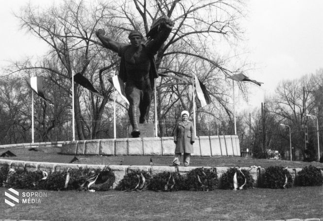 A Tanácsköztársasági emlékmű (Kiss István) a Regnum Marianum templom helyén a Damjanich utcával szemben (1975) 