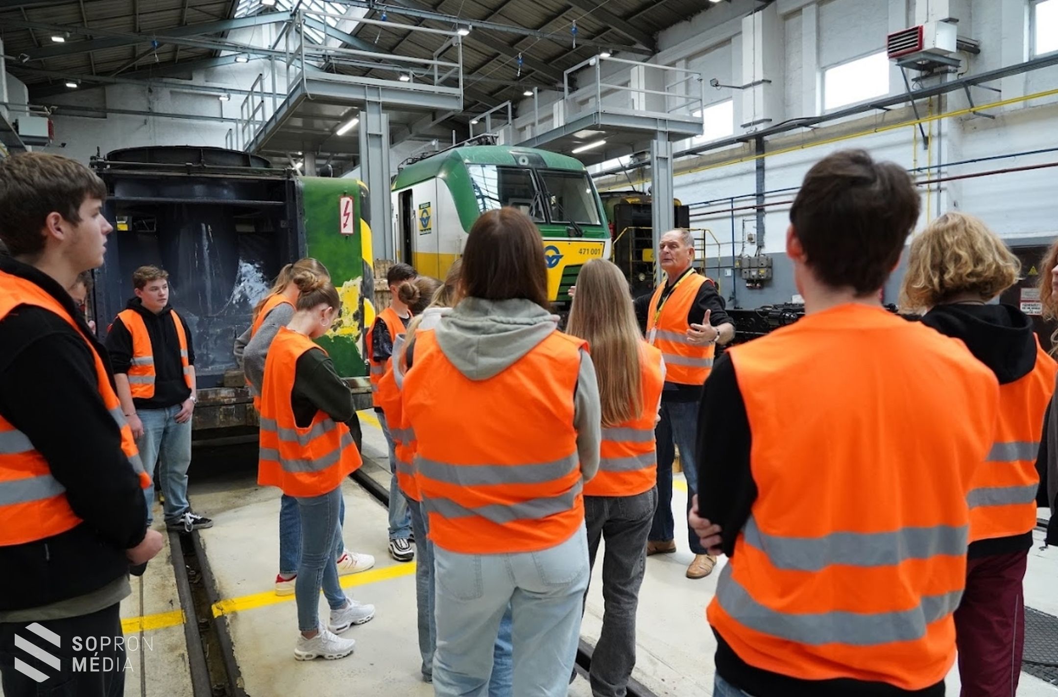 A soproni vasútállomás kulisszatitkaiba nyertek betekintést az Eötvös-iskola diákjai