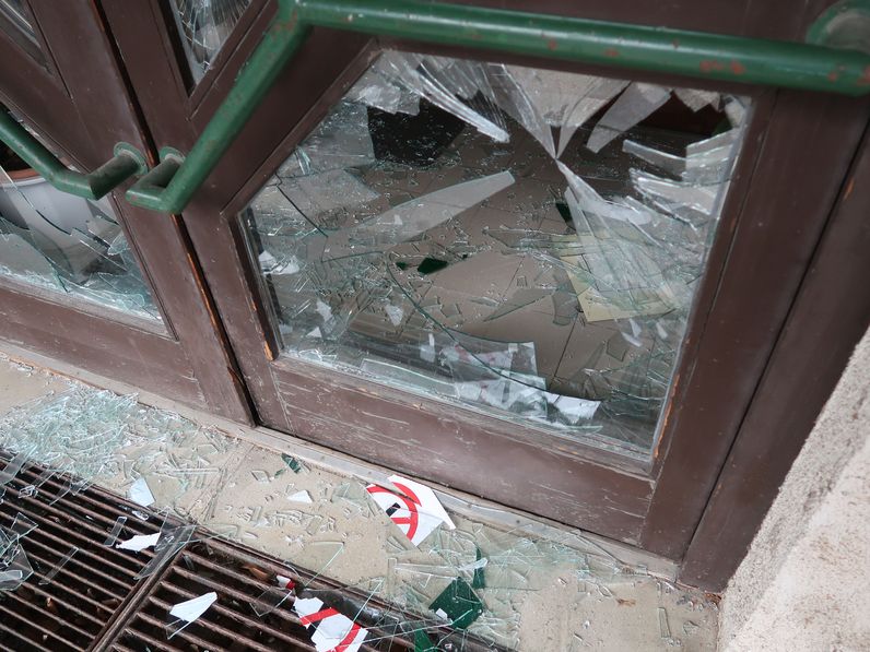 Betört a postahivatalba
