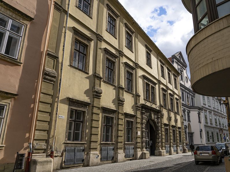 Torzpofa a kapu felett - A soproni Szent György utca 7. számú palota és egykori tulajdonosának fordulatos története