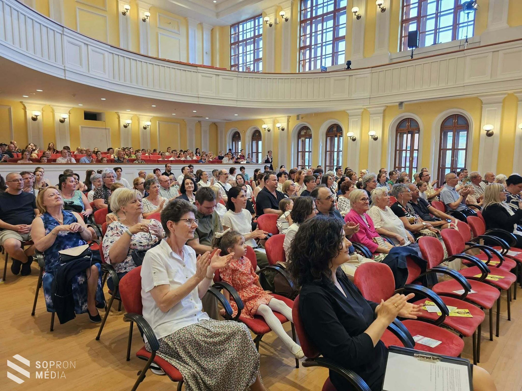 Ifjú tehetségek és profi zenészek ünnepe: zenekari kíséretes növendékhangverseny Sopronban