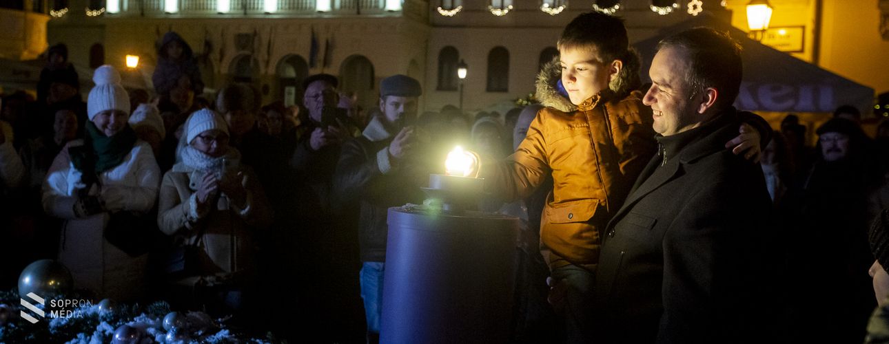 Fellobbant a hit lángja a város adventi koszorúján a Fő téren