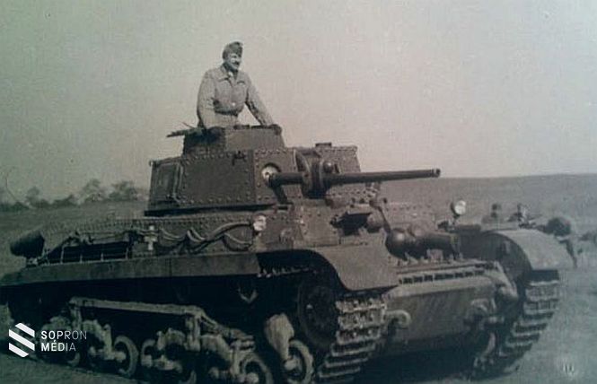 Koszorús ezredes egy magyar gyártmányú Turán tankban 