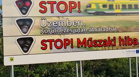 A magyarországi fénysorompók jelzéseire figyelmeztető közlekedésbiztonsági óriásplakátokat helyeztek ki a sopron-klingenbachi határnál