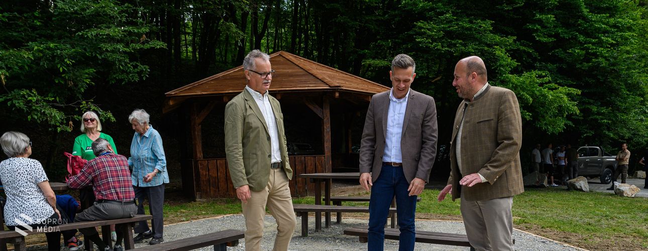 Átadták a felújított Brennberg-völgyi autóspihenőt