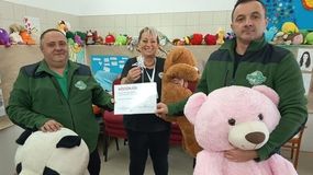 Plüssjátékokat ajándékozott a kórházban ápolt gyerekeknek a Vitnyédi SE