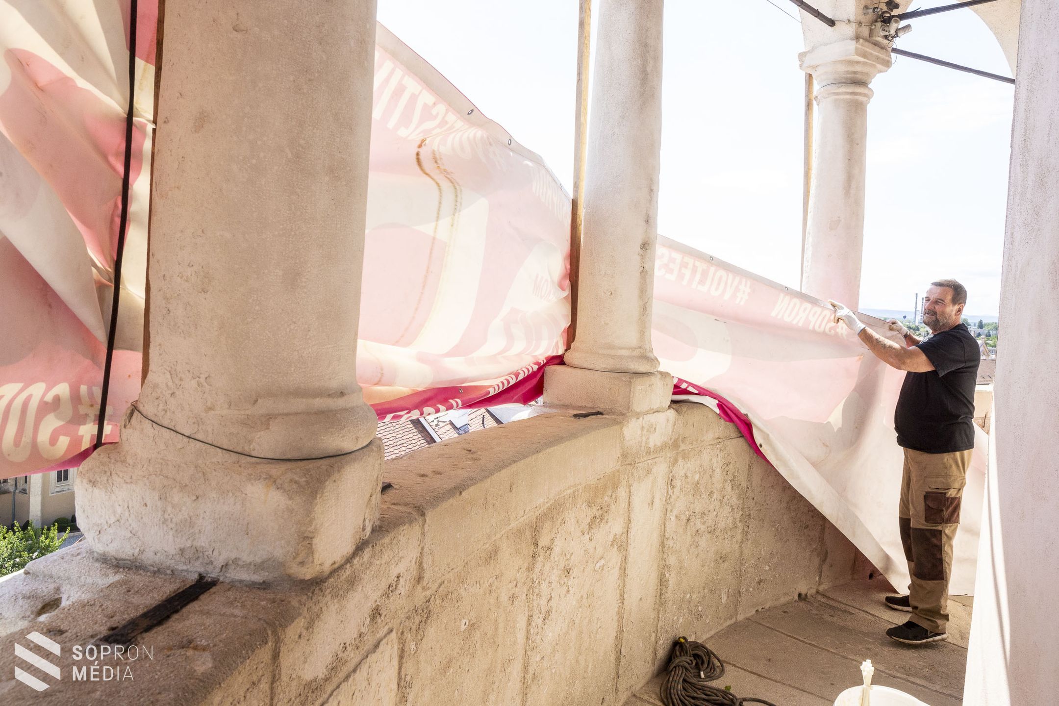 Felhelyezték a VOLT Fesztivál molinóját a Tűztoronyra!