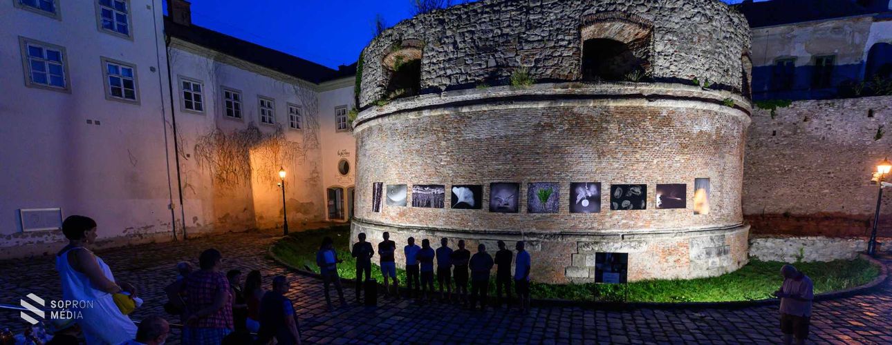 Természetes – Megnyílt a Soproni Fotóművészeti Kör kiállítása a Rondella bástyagödörben