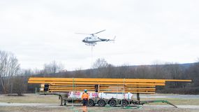 Helikopterrel szállították a Várhelyre az épülő új kilátó szerkezeti elemeit