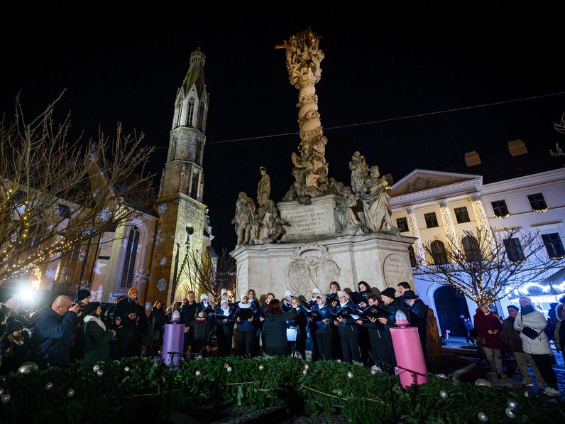 Fellobbant a hit lángja Sopron adventi koszorúján!