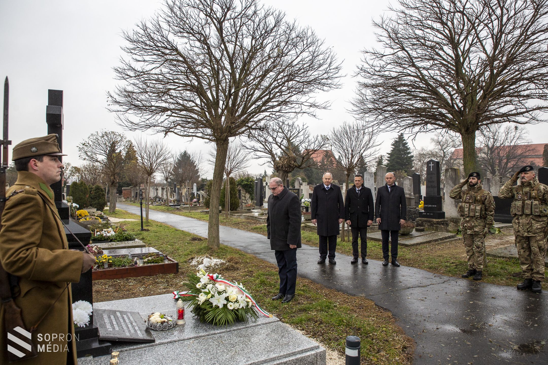 Koszorúzás és emléktábla avatás a hűség napján