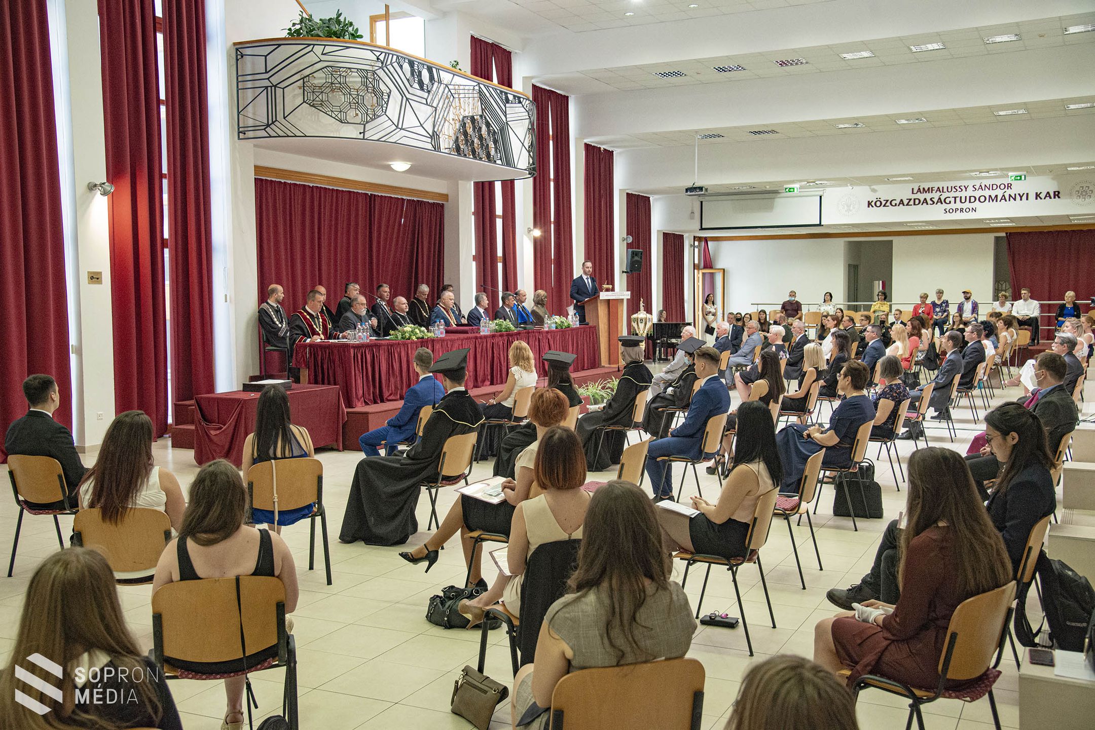 98 végzős hallgató vehette át szombaton a diplomáját