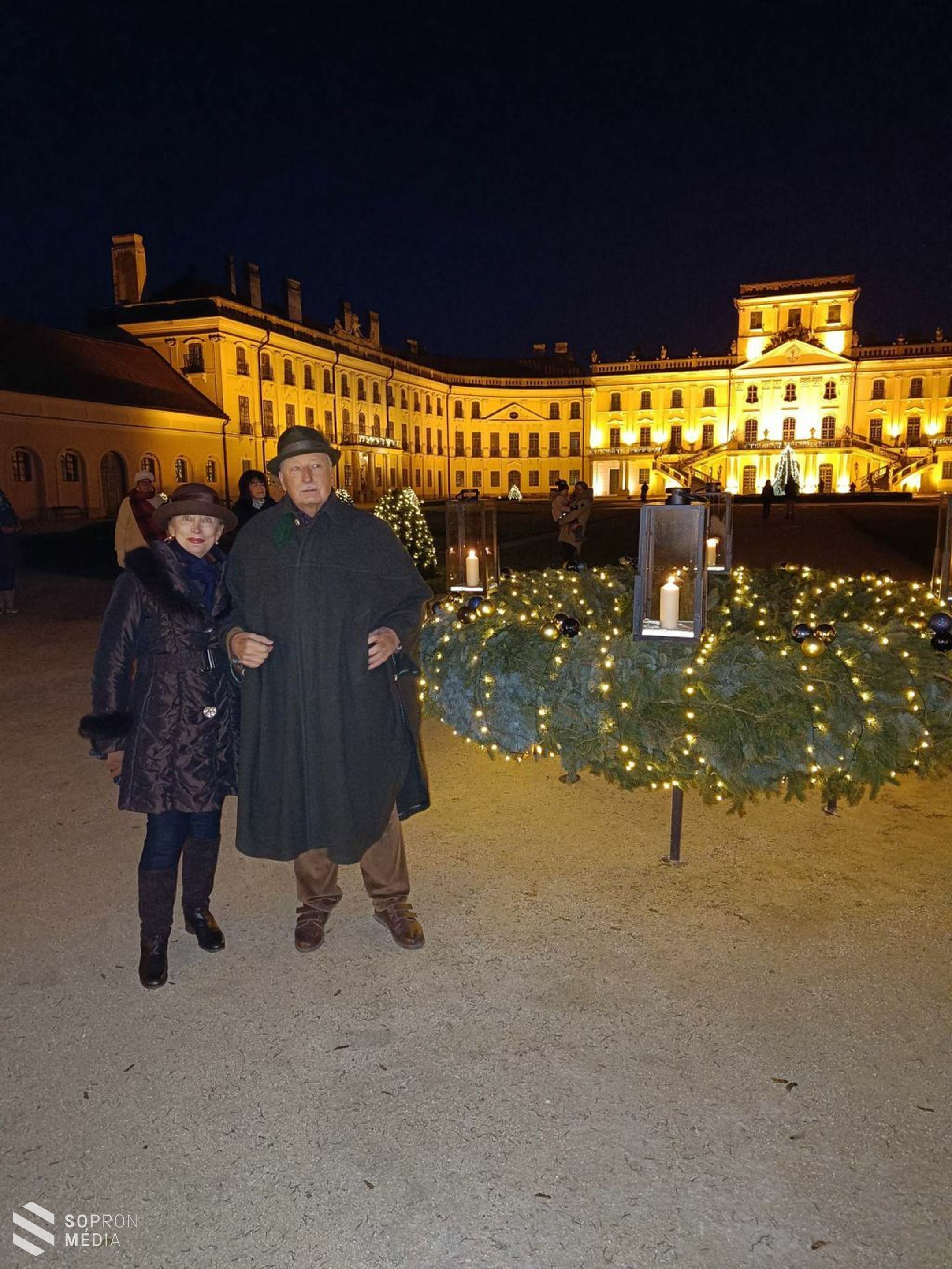 Fellobbant a negyedik gyertya a fertődi Esterházy-kastély díszudvarán