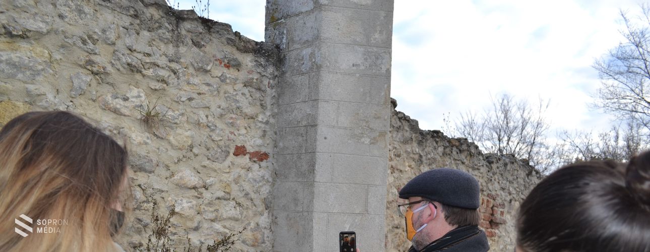 Rendhagyó irodalomóra a balfi temetőben