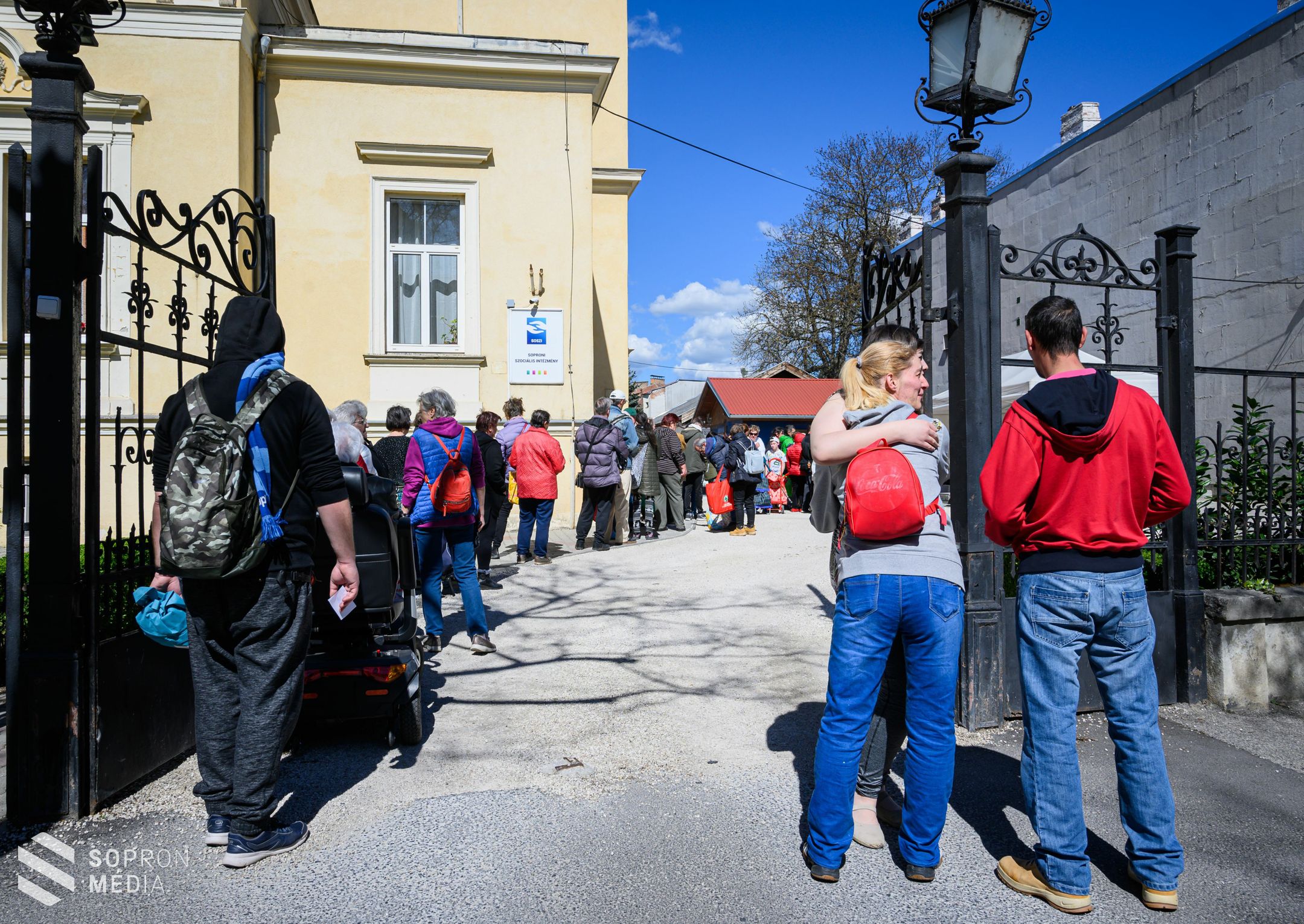 Jótékonysági ételosztás húsvét előtt
