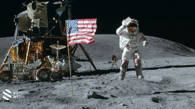 Buzz Aldrin tiszteleg az amerikai zászlónak