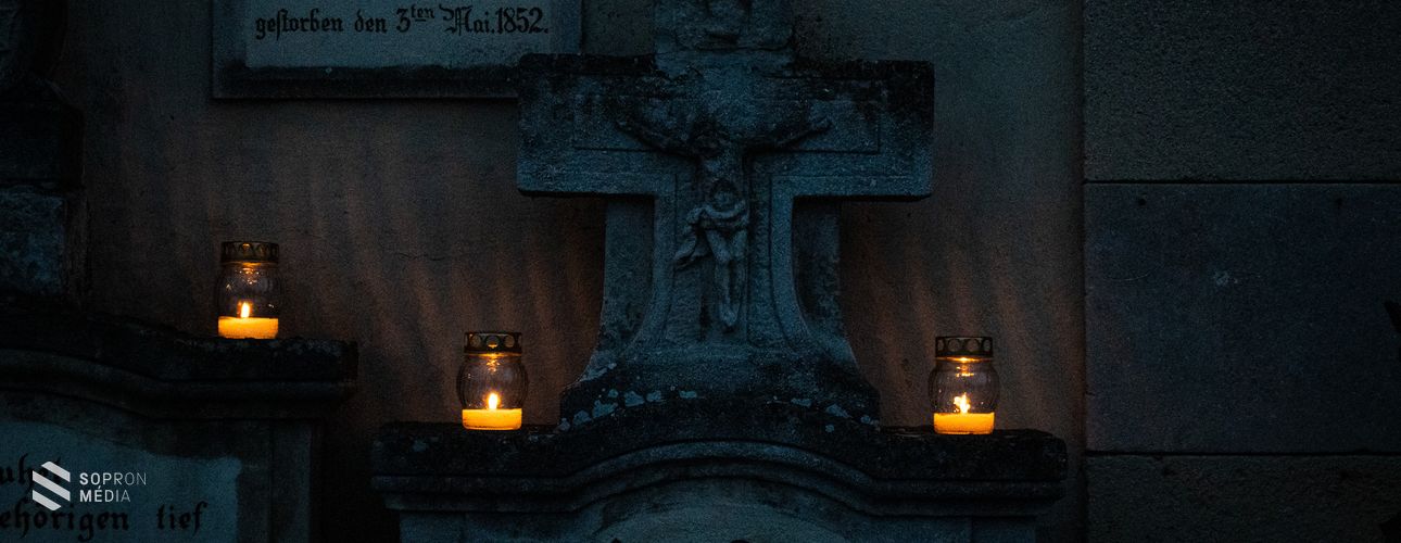 A hétvégén a csend és a fény tölti meg a soproni temetőket