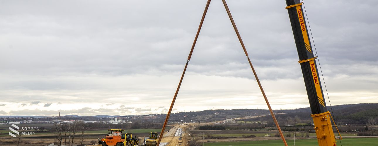 M85 - Épül a híd Harka és Kópháza között a Sopron – Szombathely vasútvonal fölé