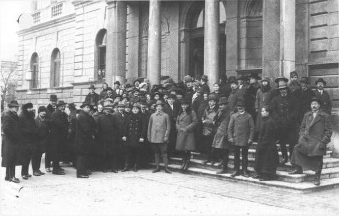 Az Állami Leánygimnázium lépcsőjén álló és várakozó szavazók 1921. december 14-én a reggeli órákban. (VIII.sz. szavazókörzet) 