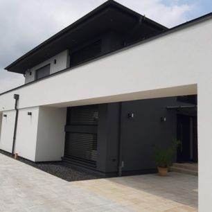 Szürke kő és nyílászáró összhangja Szombathelyen