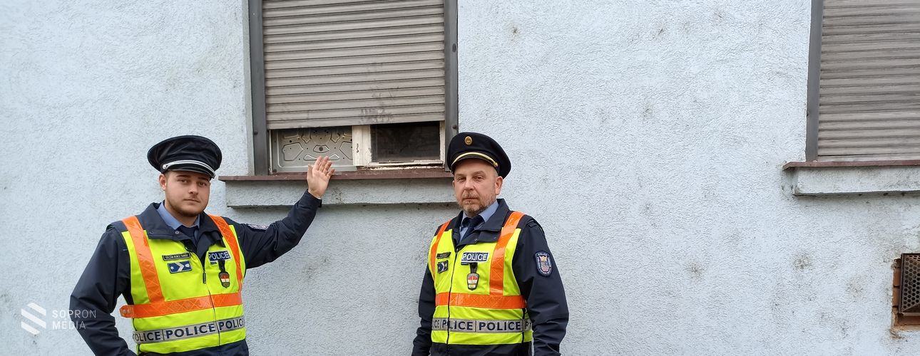 Rendőrök segítettek a tűzben rekedten