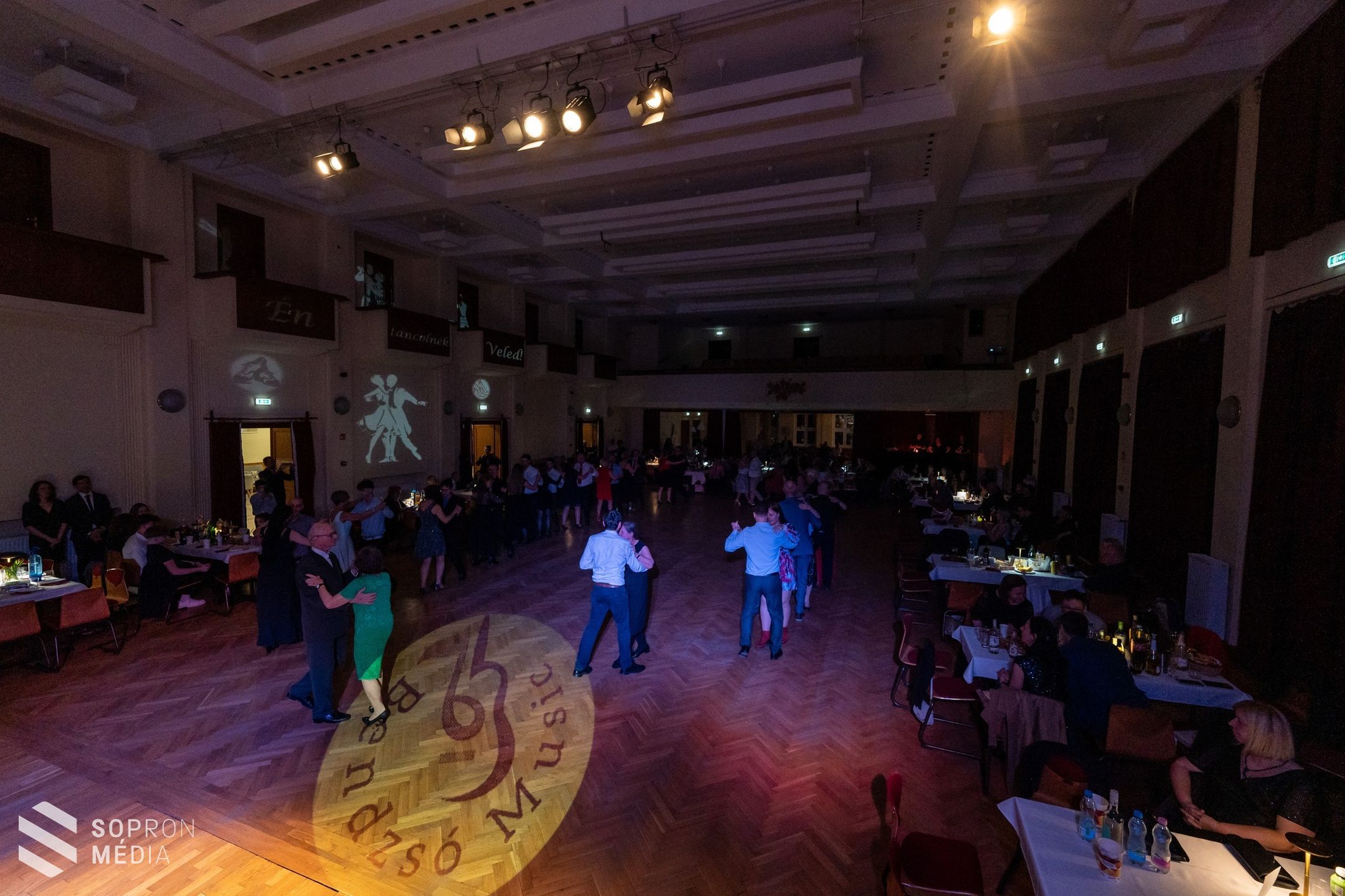 Felnőtt koszorúcska bál Sopronban