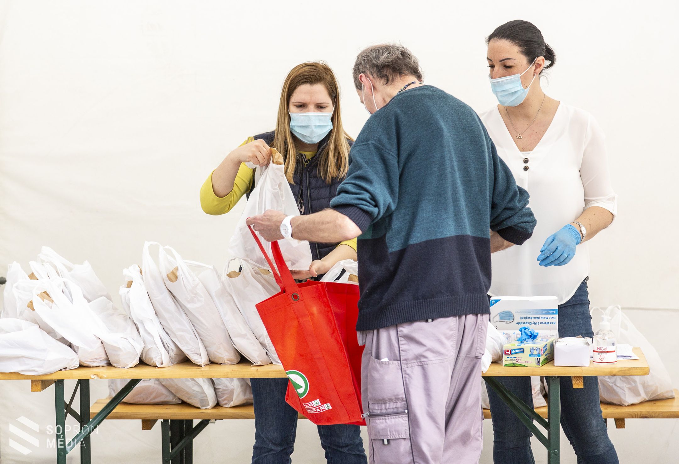 Húsvét alkalmából ismét adományozott a rászorulóknak a Soproni Szociális Intézmény