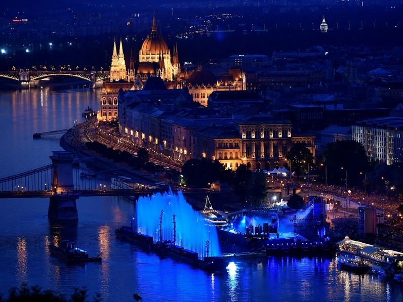 Vizes vb - Látványos megnyitóünnepség a Dunán