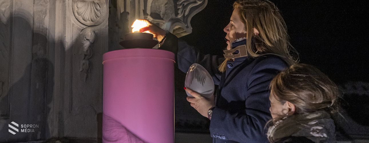 Lángra gyúlt a harmadik adventi gyertya is