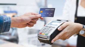 Április 15-től magasabb lesz az érintőkártyák PIN kód nélküli limitje
