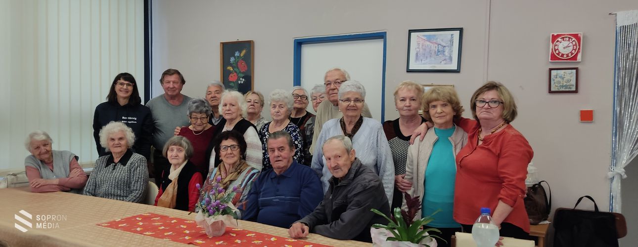 A Jereváni Ciklámen Nyugdíjas Egyesület tagjait vértezték fel az unokázós csalókkal szemben