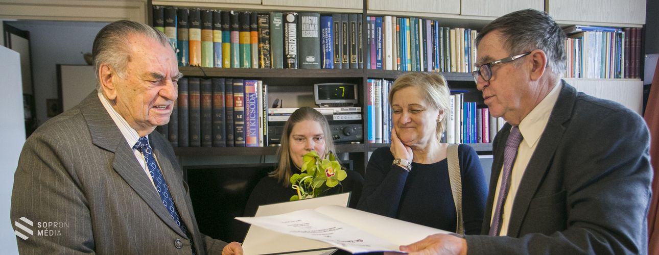 A 90 esztendős Dr. Zátonyi Sándor pedagógust, tankönyvírót köszöntötték