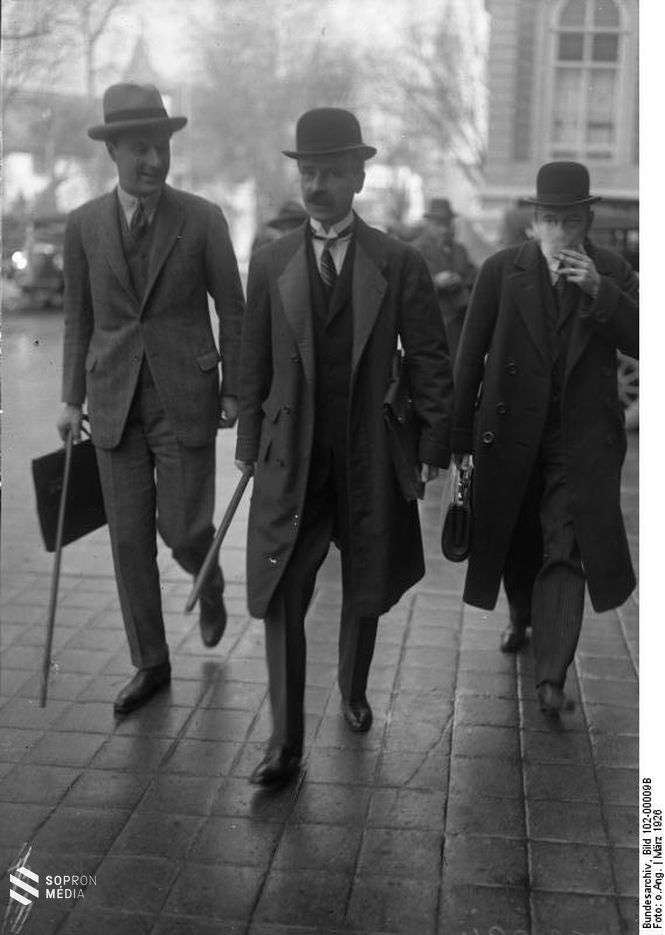 Bethlen István (középen) az antant felszólítására azt válaszolta, hogy nincs hatalma a felkelők felett 