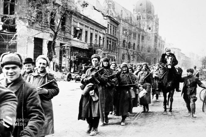 A Vörös Hadsereg katonái Budapest utcáin, 1945 januárjában. Voltak, akik felszabadulásként, ám igen sokan egy újabb megszállás kezdeteként élték át a szovjet alakulatok bevonulását